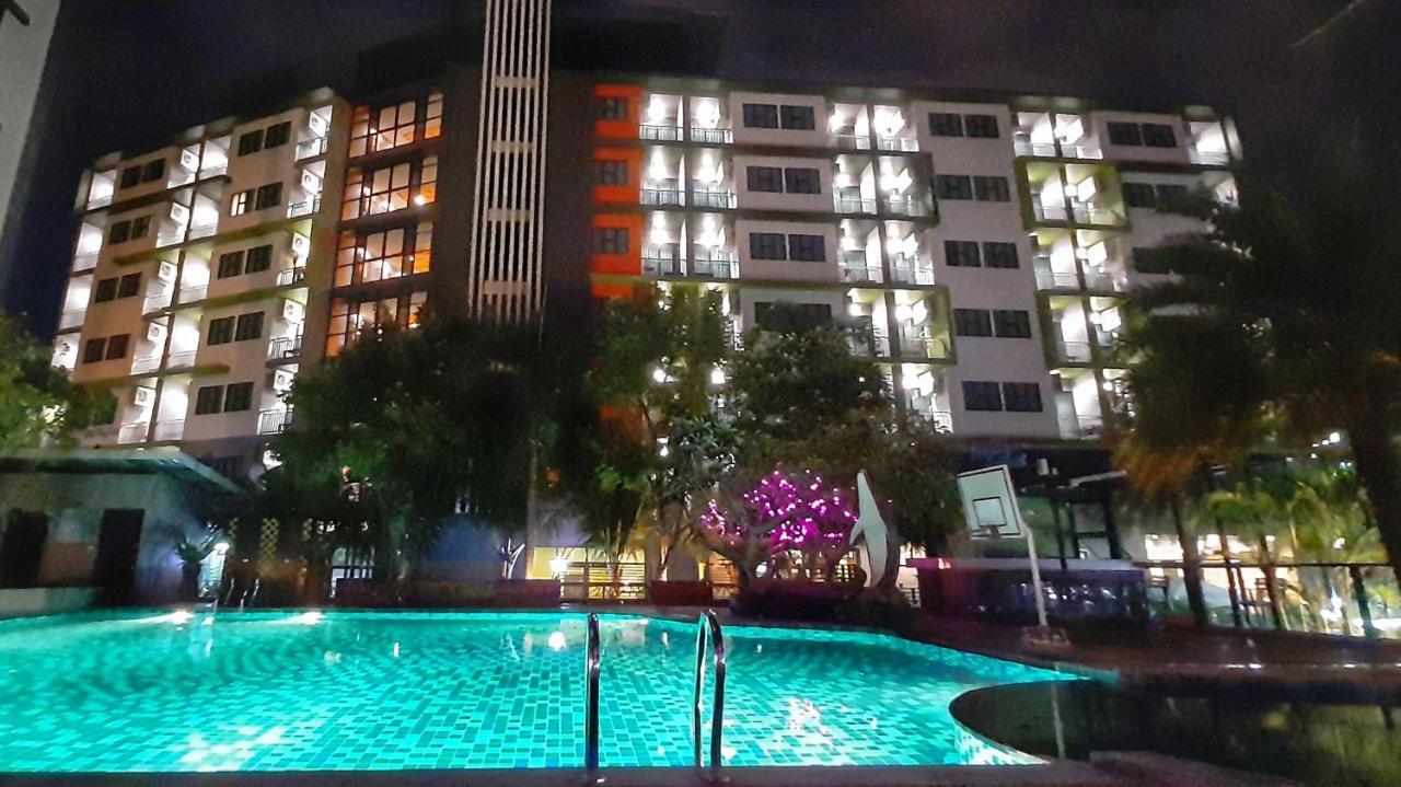 Resort Lakkhana Poolside