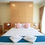 ดิ ไอคอนเพลซ 1 แอท พัทยากลาง 3*