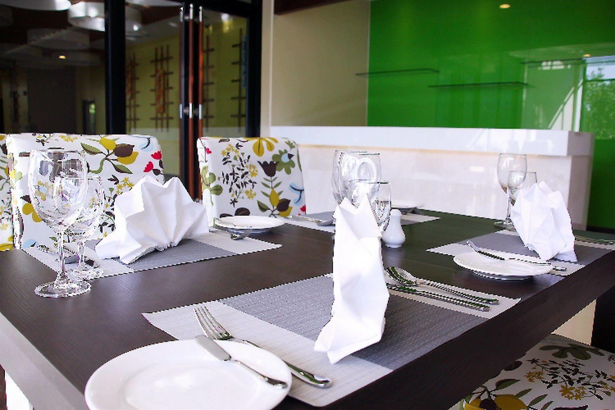 Tempat peranginan Lakkhana Poolside 4*