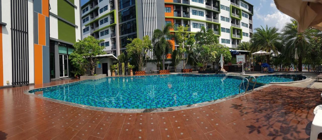 Lakkhana Poolside Tempat peranginan