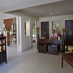 โรงแรมวู้ดแลนด์ สวีท เซอร์วิส เรสซิเดนซ์ (SHA Extra Plus)