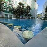 Stylish Condo With Blazing Fast Fiber Internet, Pool, Sauna, Steam Room, Gym - Guest Friendly