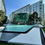 Stylish Condo With Blazing Fast Fiber Internet, Pool, Sauna, Steam Room, Gym - Guest Friendly