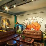 Happiness Community Wake & Bake Hostel - Rooftop Bar & Bistro