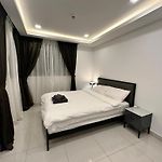 Exclusive Arcadia Condo - Amazing Pools & Gardens, Gym, Sauna, Waterfalls, Jacuzzi, Fast Internet