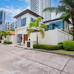 Hollywood Luxury Poolvilla Pattaya Walking Street 4 Bedrooms