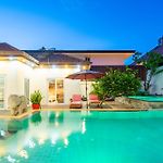 Seaside Villa 3 Pools, 2 Mins Walk To Beach