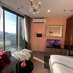 Downtown Chic Condo Rooftop Pool #Es20712