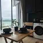 Downtown Chic Condo High Floor & Seaview #Es40621