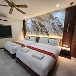 Phratamnak Seaside Pool Villa