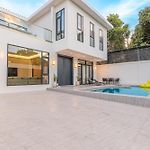 T M L-Urban Modern Pool Villa -4 Bedrooms & 5 Bathrooms - Private Ktv - Prime Location -Family & Group