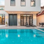 T M L-Urban Modern Pool Villa -4 Bedrooms & 5 Bathrooms - Private Ktv - Prime Location -Family & Group