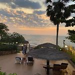 Amazing Spacious Seaview Condo