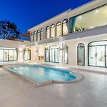 Villa Malaga, Luxe Pool Villa