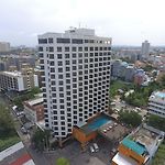 โรงแรม เดอะ ซีซันส์ พัทยา (SHA Extra Plus)