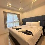 Spacious 1Br With Kitchen, Pool, Near Beach, Bars & Eats,Gym Near By