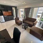 Spacious 1Br With Kitchen, Pool, Near Beach, Bars & Eats,Gym Near By