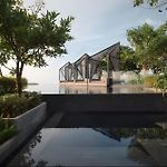 Edge - High Floor Sea View Condo With Rooftop Pool