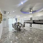 Moggy S Bar And Guest House