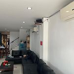 芭提雅市中心五卧六卫带ktv民宿hw