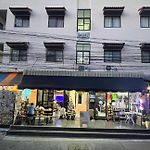 บ้านพ่อกับแม่ by ทองนาค อพาร์ตเมนต์ Dad N Mom\'s House By Thongnak Apartment
