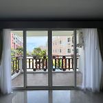 Spacious 2Br Condo - 3 Balconies Green Views