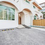 Downtown Oasis Pool Villa B
