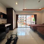 Comfortable Pool-View Studio With Balcony - Pratumnak, Pattaya