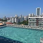 Cozy Condo With Swimming Pool, Gym, Sauna, Great Location, Near Beach, Easy Transport - Guest Friendly