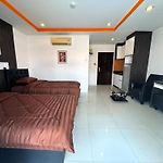 Pool-View Studio With Balcony - New Nordic Vip 4, Pratumnak