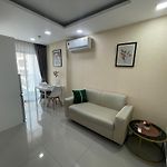 Cozy Condo With Swimming Pool, Gym, Sauna, Great Location, Near Beach, Easy Transport - Guest Friendly