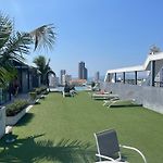 Cozy Condo With Swimming Pool, Gym, Sauna, Great Location, Near Beach, Easy Transport - Guest Friendly