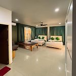 Magnitude 6 Bedroom Villa In Pratumnak