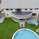 Luxury 5 Bedroom Private Party Pool Villa Pattaya Central