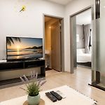 Condo With Rooftop Pool At Excellent Location