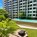 Condo With Rooftop Pool At Excellent Location