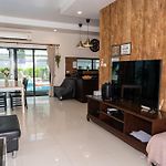 Luxury Pool Villa 4 Bedroom 900M Beach 1.5 Km Downtown