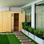 Luxury Seaview Condo The Peak Towers 200M To Beach