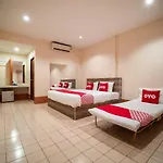 โอโย 645 บ้านเรืองรุ่งโรจน์ โรงแรม