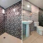 โรงแรม Oyo 75330 Little House