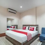 โอโย 645 บ้านเรืองรุ่งโรจน์ โรงแรม 2*
