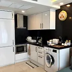 อพาร์ทเม้น Luxury Business Suits In Grand Avenue By Estates