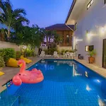 วิลล่า Luxury Pool 4 Bedroom 900m 1.5 Km Downtown Pattaya