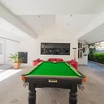 วิลล่า Luxury Pool 4 Bedroom 900m 1.5 Km Downtown *