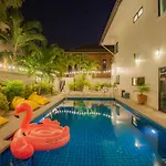 Luxury Pool 4 Bedroom 900m 1.5 Km Downtown วิลล่า