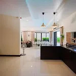 Luxury Pool 4 Bedroom 900m 1.5 Km Downtown วิลล่า