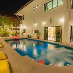Luxury Pool 4 Bedroom 900m 1.5 Km Downtown วิลล่า