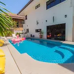 Luxury Pool 4 Bedroom 900m 1.5 Km Downtown วิลล่า Pattaya
