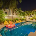วิลล่า Luxury Pool 4 Bedroom 900m 1.5 Km Downtown