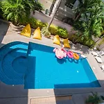Luxury Pool 4 Bedroom 900m 1.5 Km Downtown วิลล่า Pattaya
